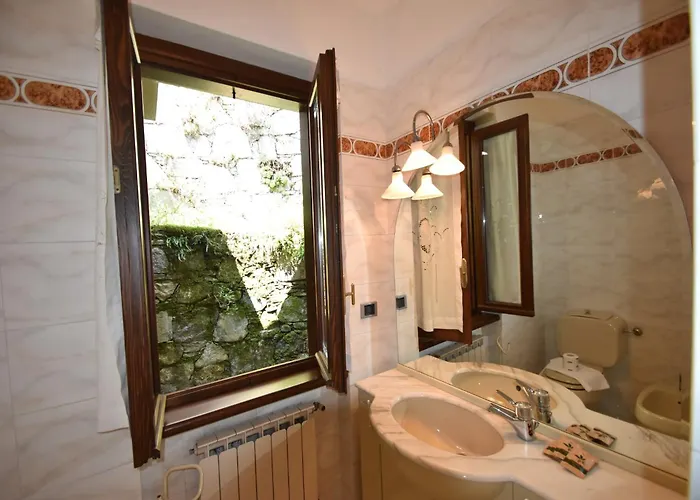 In With Maggiore Views